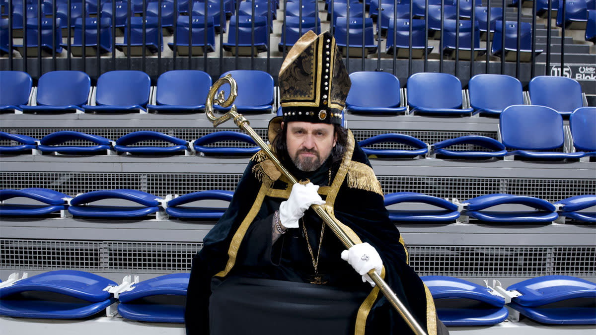 Franky De Smet-Van Damme, zanger van Channel Zero, zit in een Sinterklaaspak in de tribune van de Lotto Arena om hun laatste concert aan te kondigen.