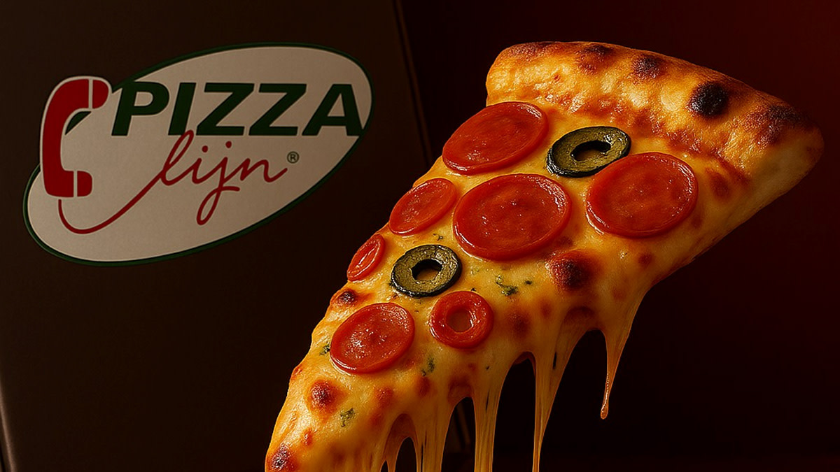 Net voor het restaurant Pizzalijn Merksem staan de typische bestelbromfietsen gestald.