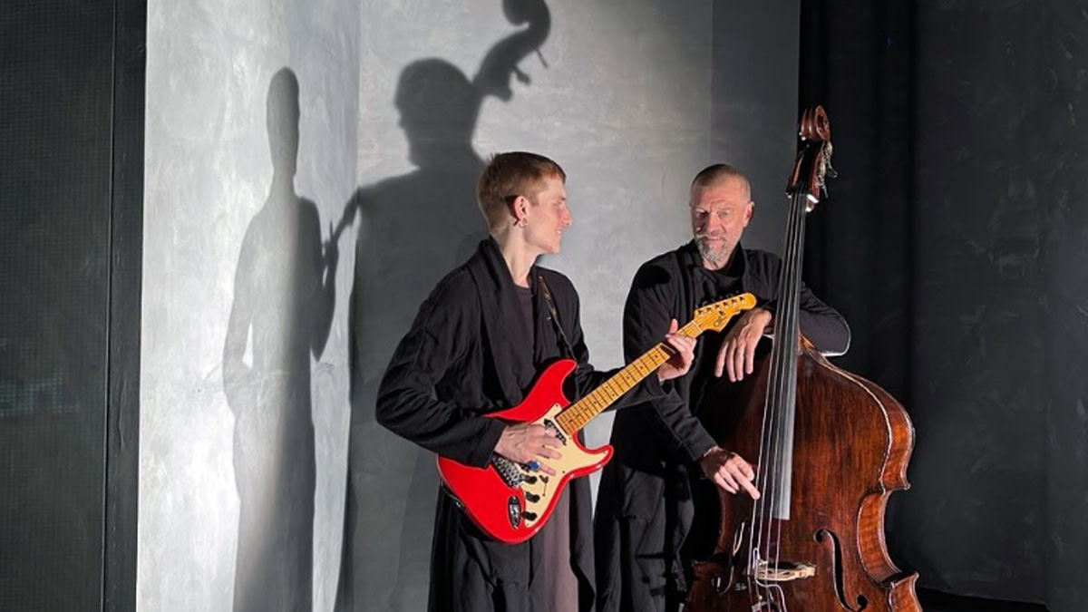 Kristo (Kristiaan Deruytter) en Nicolas Thys zijn twee muzikanten die live muziek brengen tijdens 'Amor Fati' van Isabelle Beernaert.