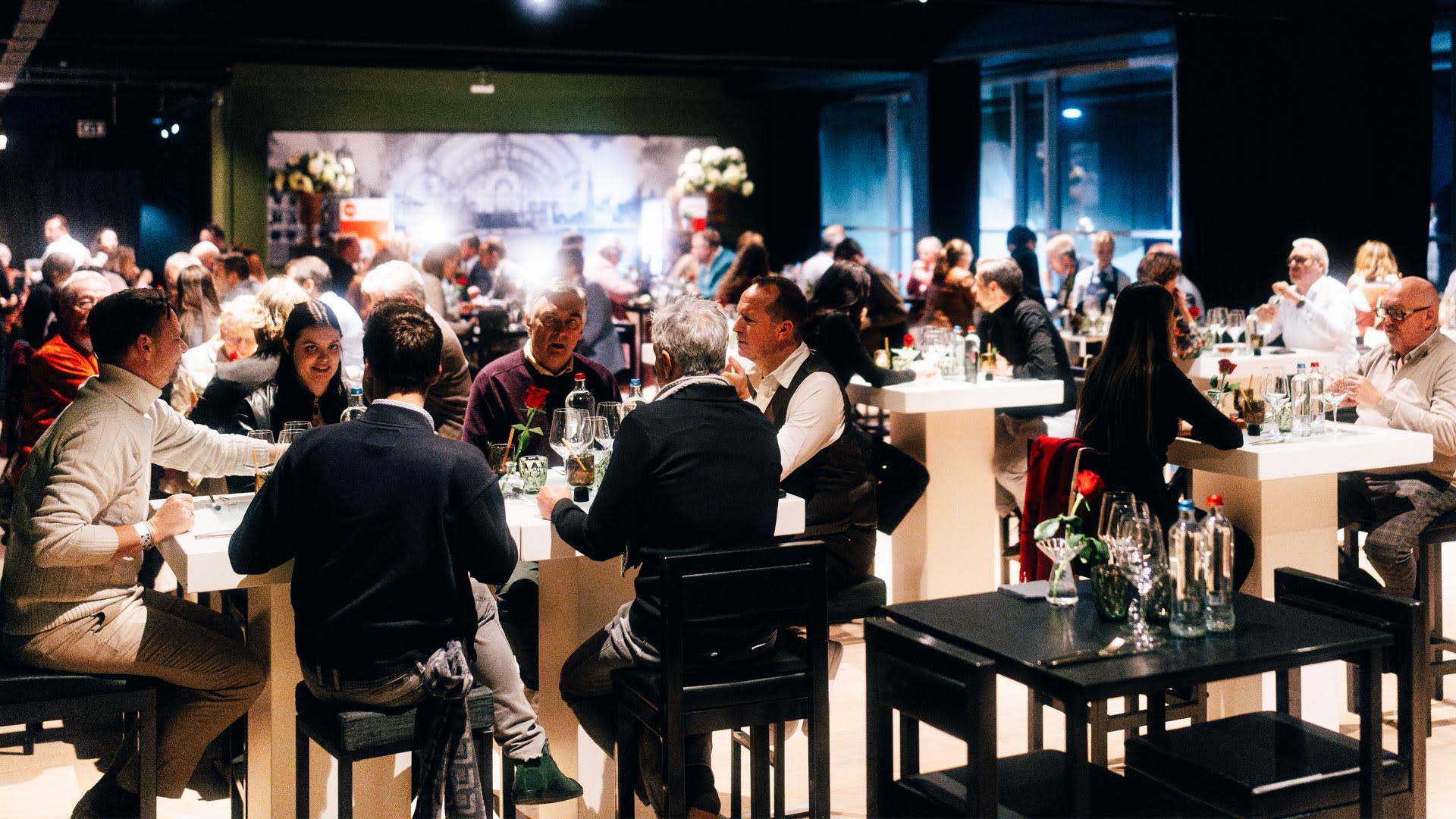 VIP's genietend van hun avond in één van de be•at VIP Lounges.