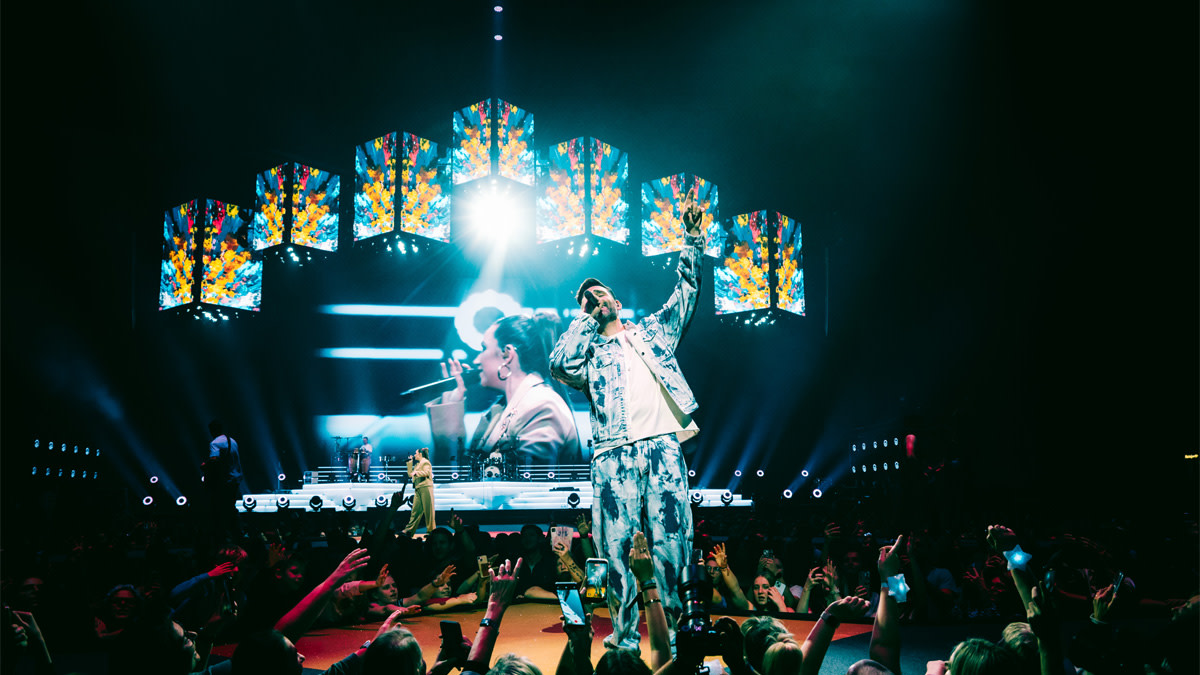 Metejoor op het podium samen met zijn zus Lisa voor een uitzinnig publiek.
