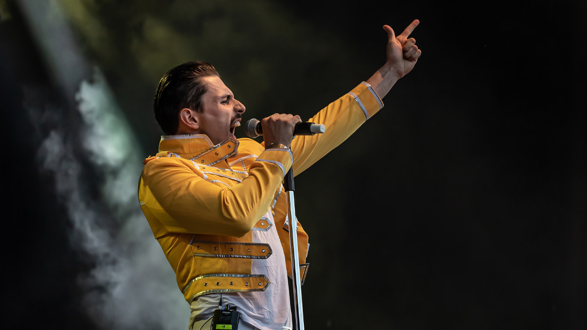 Valentin Findling kruipt in de huid van een jonge Freddie Mercury en brengt een ode aan het legendarische repertoire van de Britse rockband.