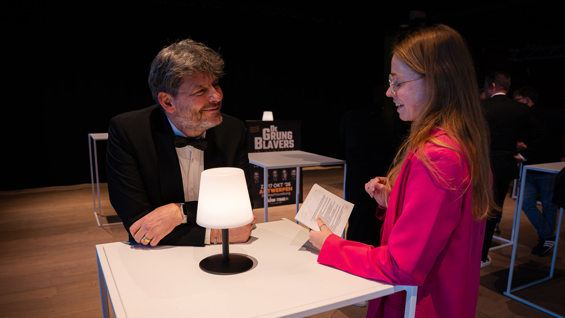Erik Goossens van De Grungblavers in gesprek met interviewer Shary Verdonck in Stadsschouwburg Antwerpen.