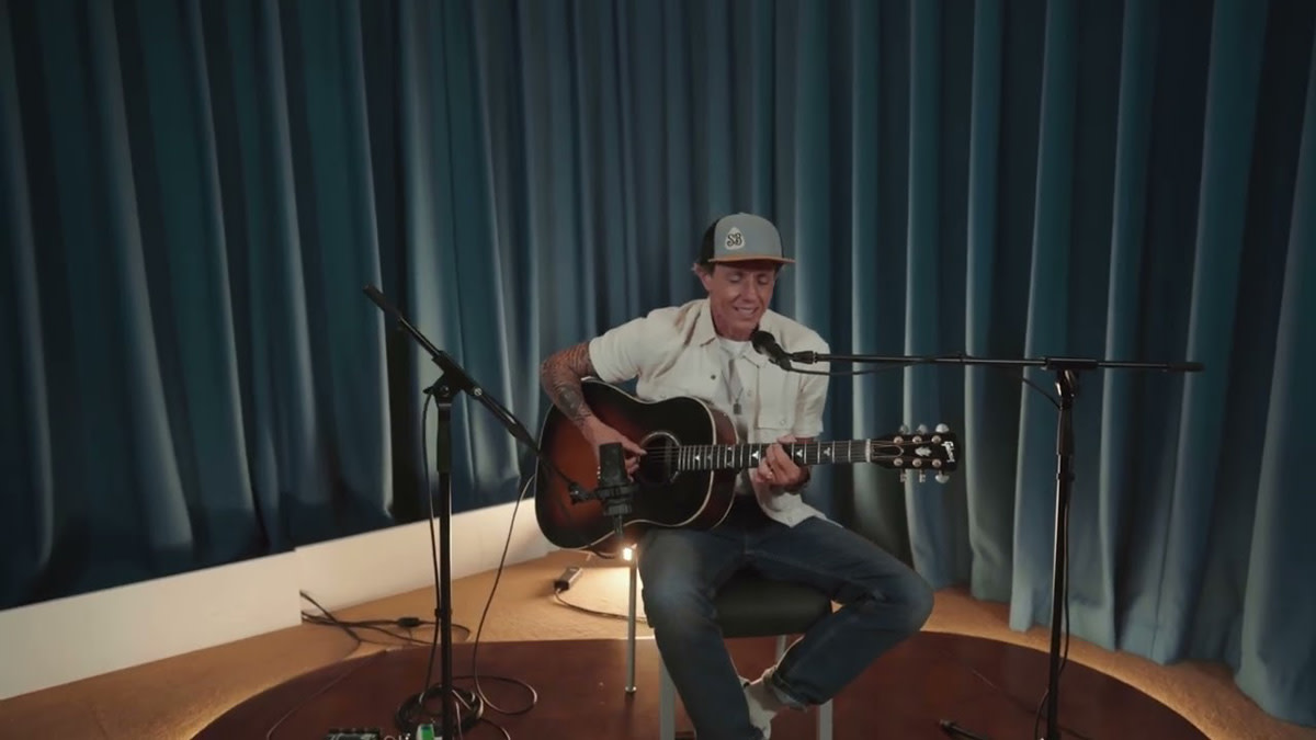Sam Bettens met gitaar vertolkt 'Not an Addict' in de radiostudio van Radio 2.