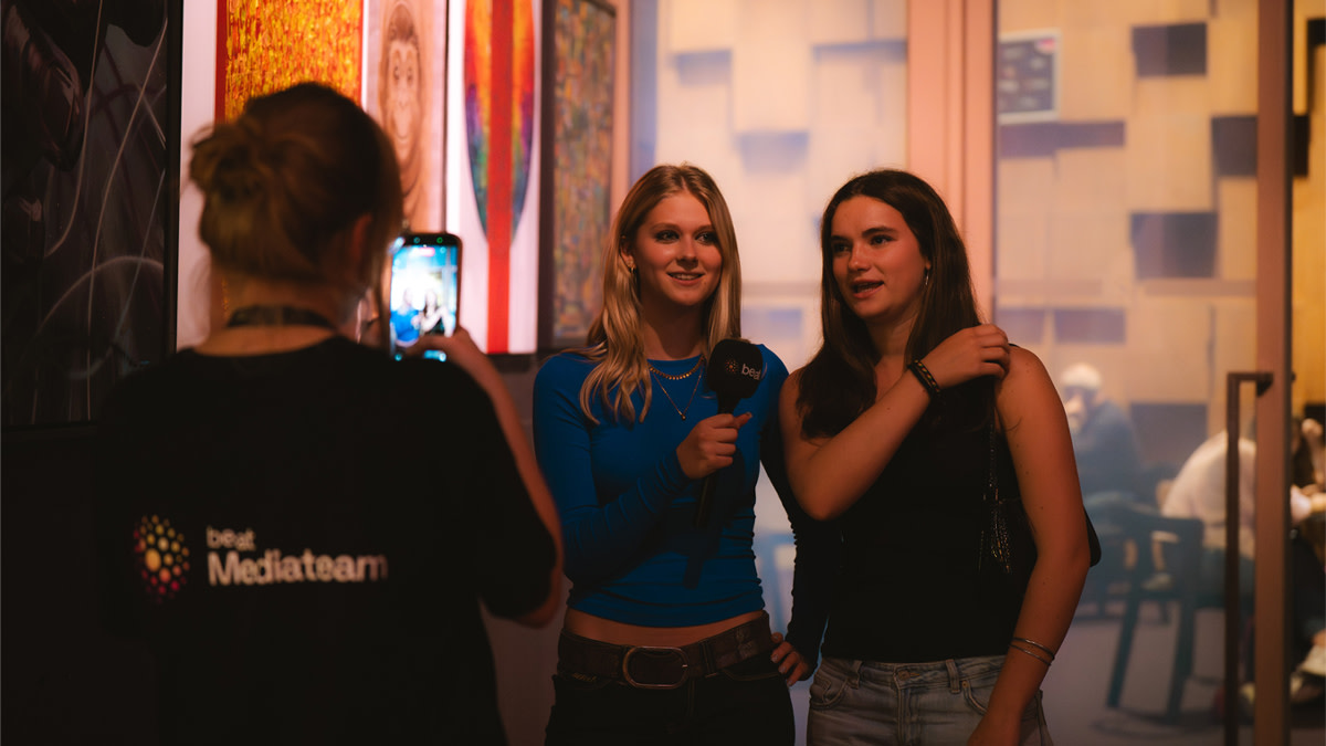 Bezoekers delen hun reactie met het be•at Mediateam na Laura in Koor in Stadsschouwburg Antwerpen.