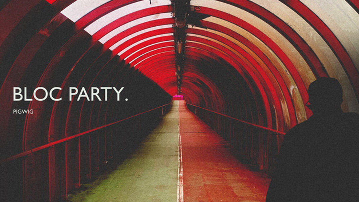 Video-still van Bloc Party’s ‘Pigwig’, met een silhouet in een rood verlichte, gebogen tunnel.