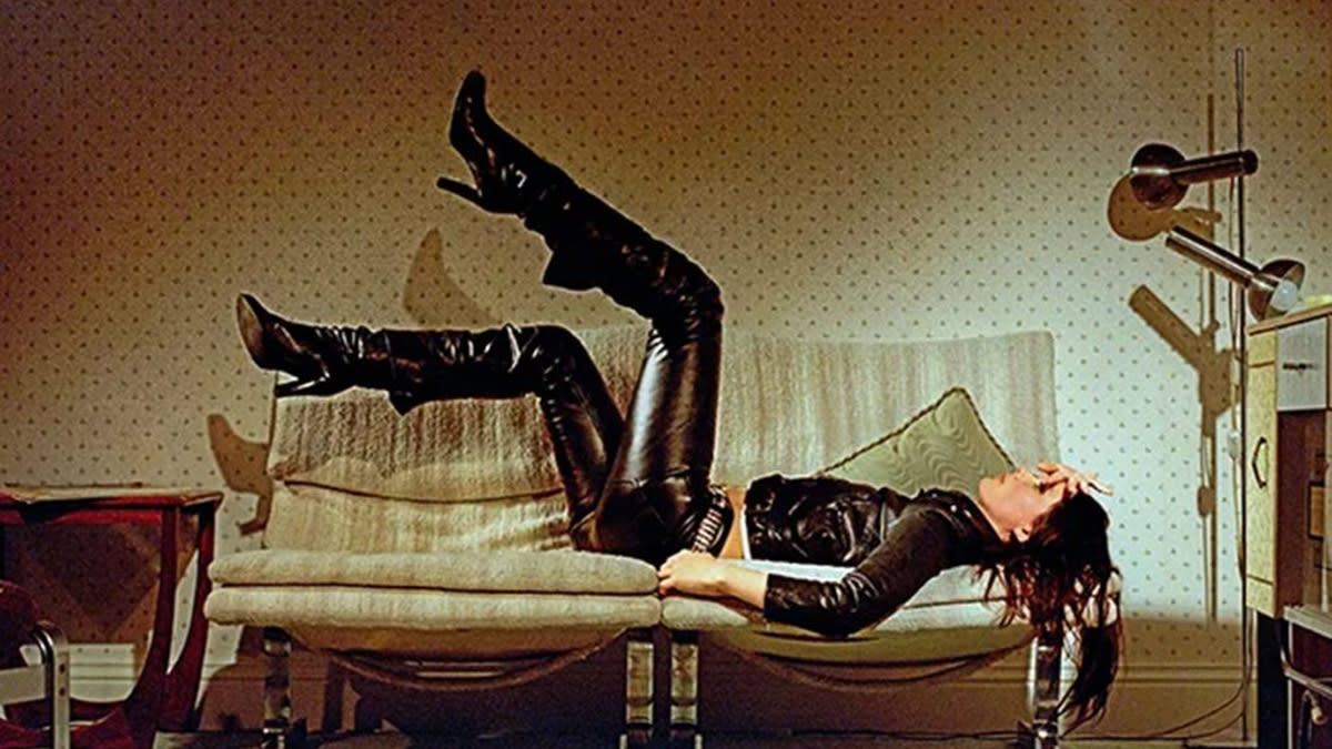 Zangeres Ellie Rowsell van Wolf Alice ligt languit in een sofa om hun nieuwe single 'The Sofa' te promoten.
