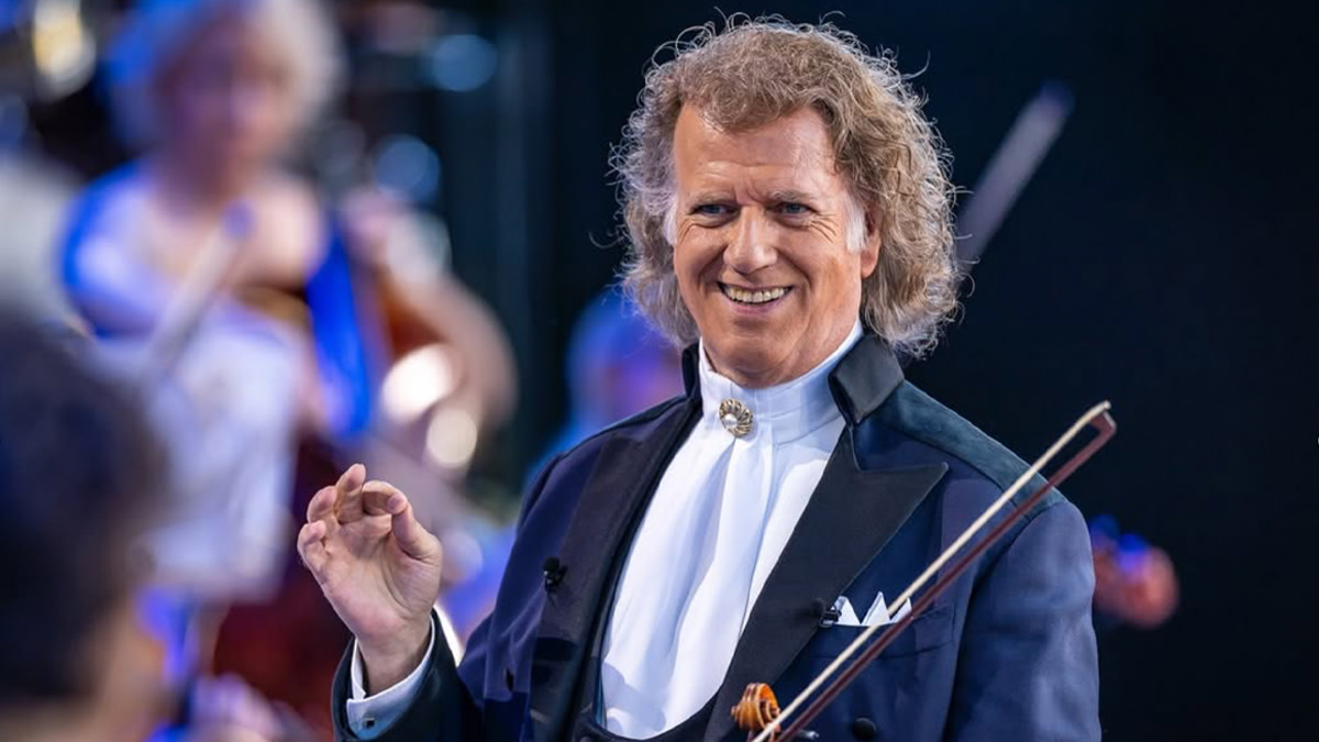 André Rieu strak in het pak tijdens een van de Vrijthof-concerten in Nederland.