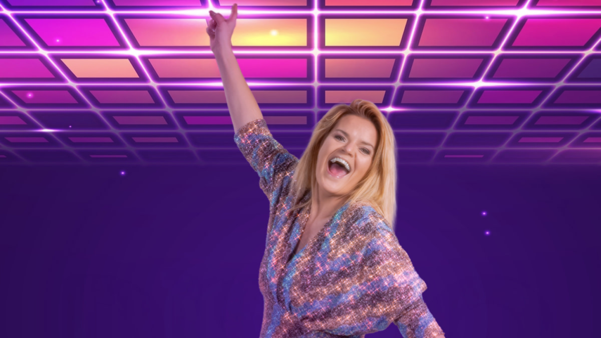 Celien Hermans in glitterjurk tegen een paarse achtergrond.