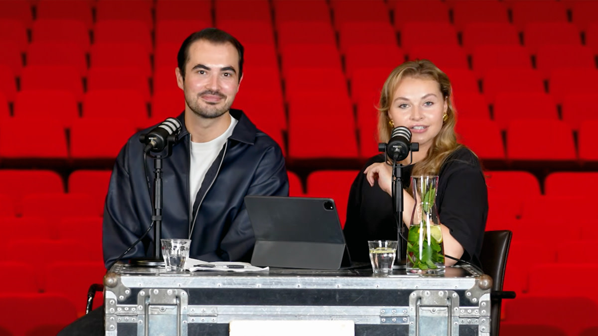Musicalacteurs Vajèn van den Bosch en Milan van Waardenburg presenteren de podcast vanuit het theater.