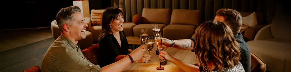 Gasten klinken met een glas bubbels tijdens een ontspannen samenzijn.