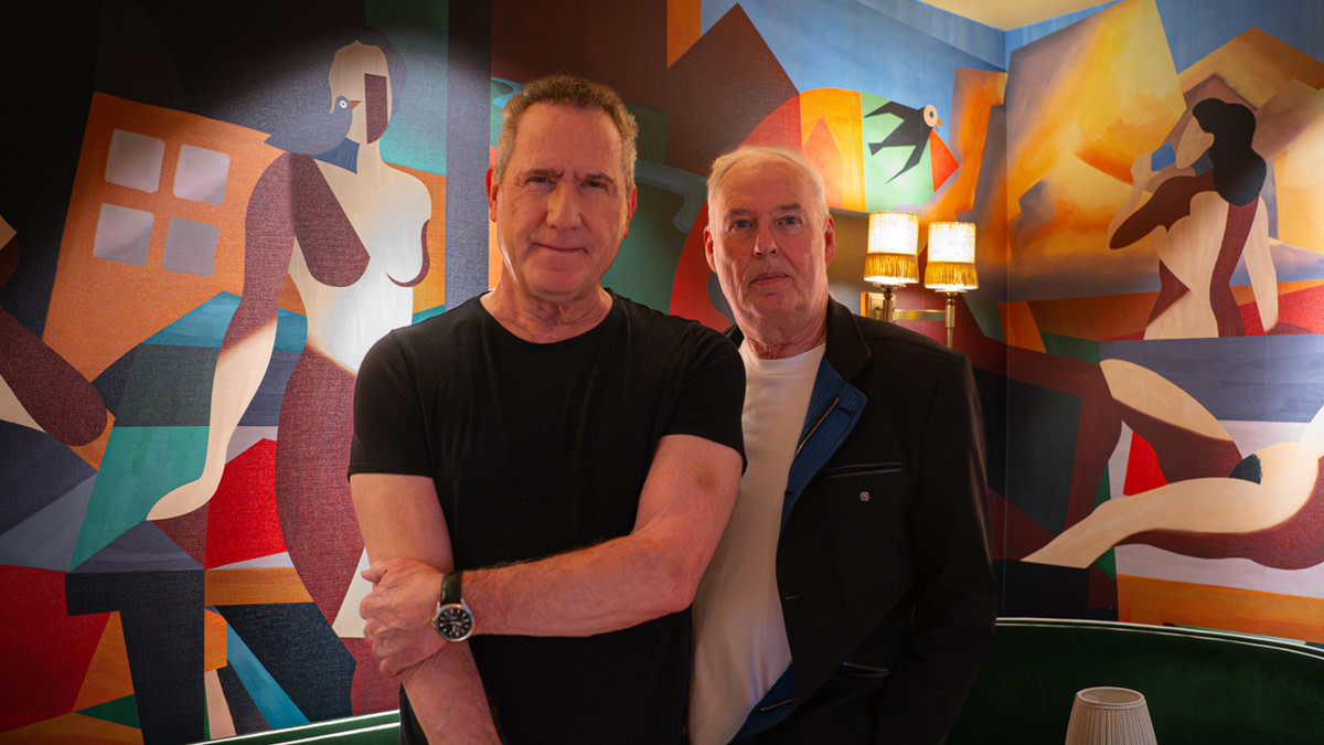 Andy McCluskey en Paul Humphreys van OMD voor een kleurrijke, abstracte muurschildering.