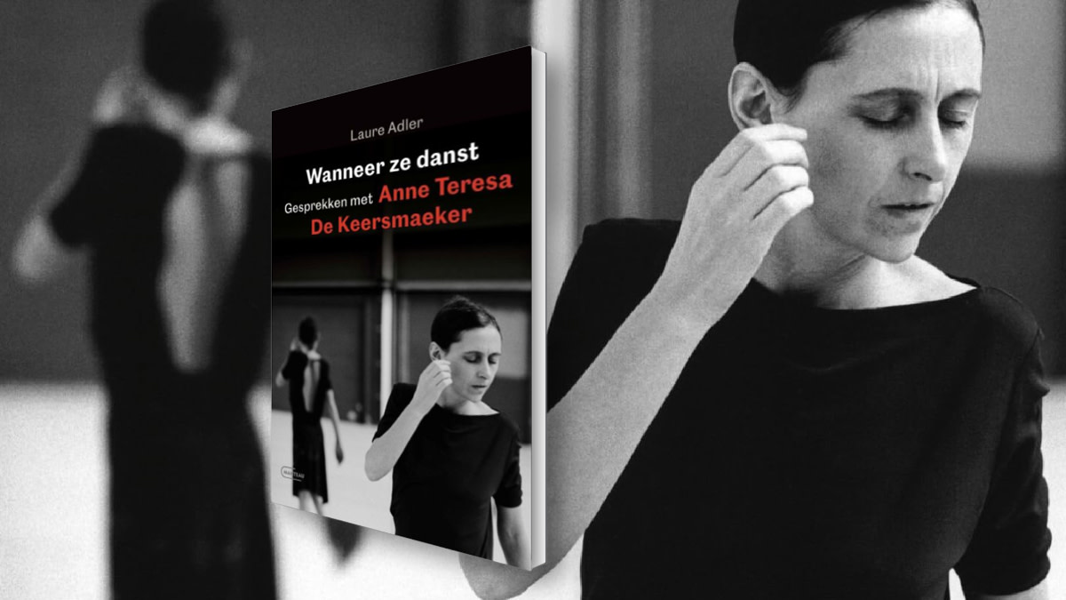 Anne Teresa De Keersmaeker naast de cover van ‘Wanneer ze danst’, voorgesteld in Capitole Gent.
