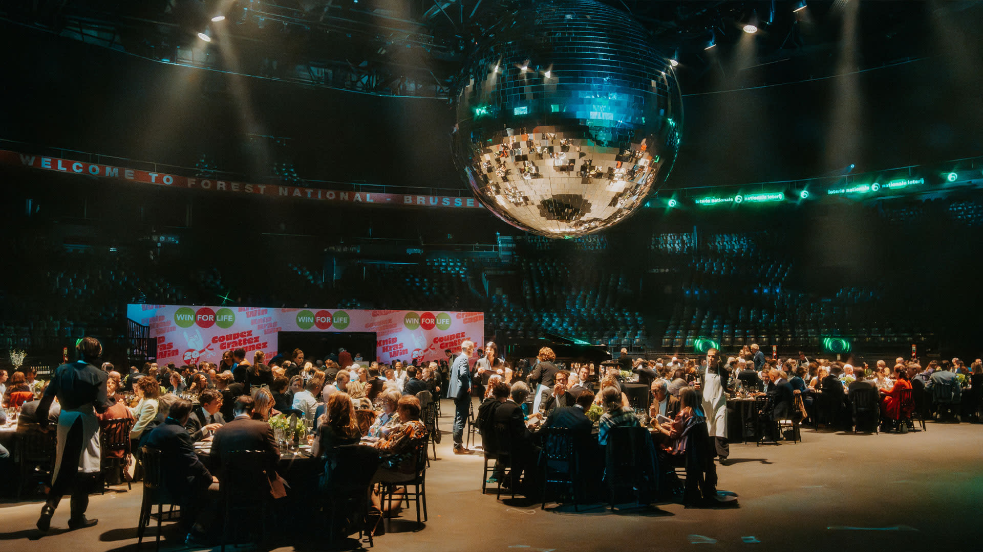Plusieurs grandes tables rondes étaient disposées sur la place centrale, où les invités ont pu déguster un dîner copieux.