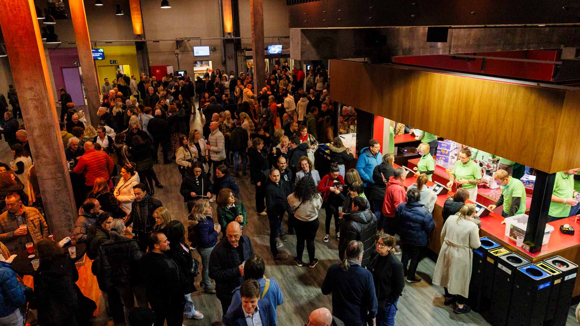 De foyer van Trixxo Theater Hasselt staat vol met mensen die genieten van een drankje.