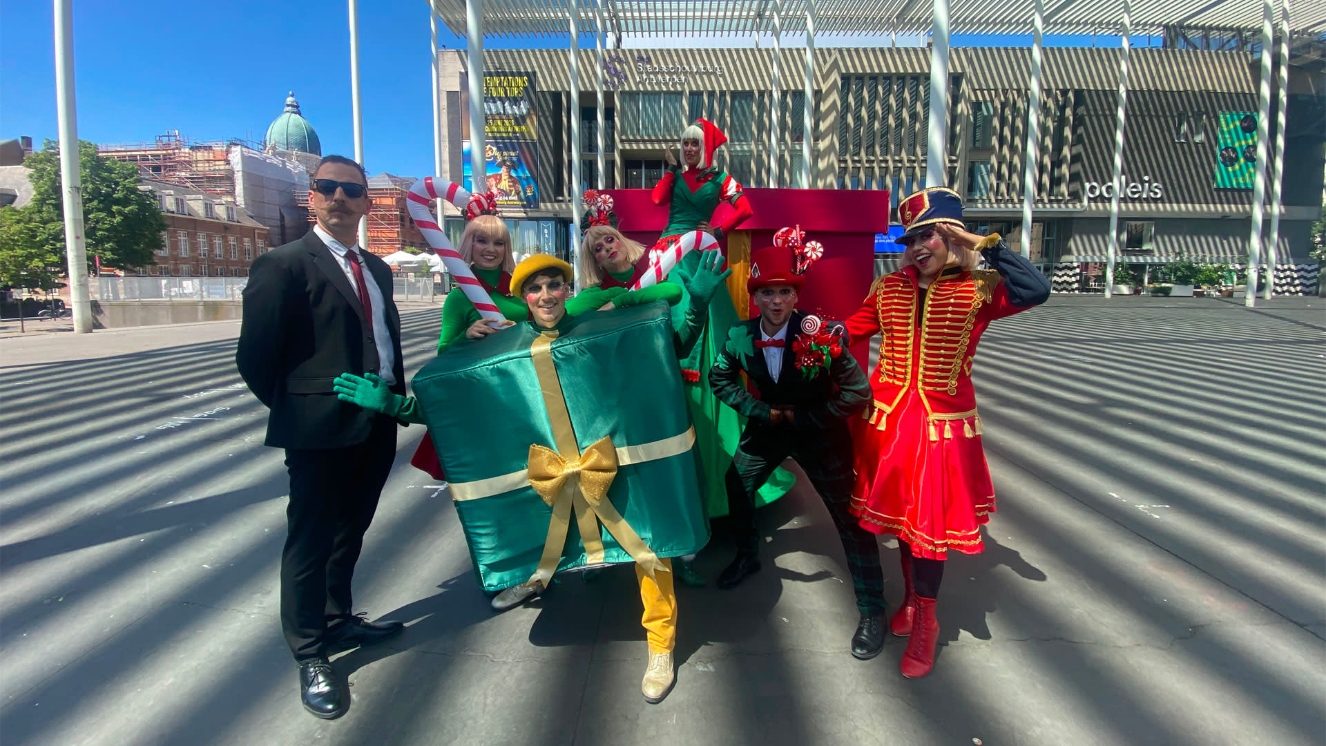 Op het theaterplein voor Stadsschouwburg Antwerpen promoten een aantal acrobaten en figuranten de nieuwste voorstelling van Cirque du Soleil.