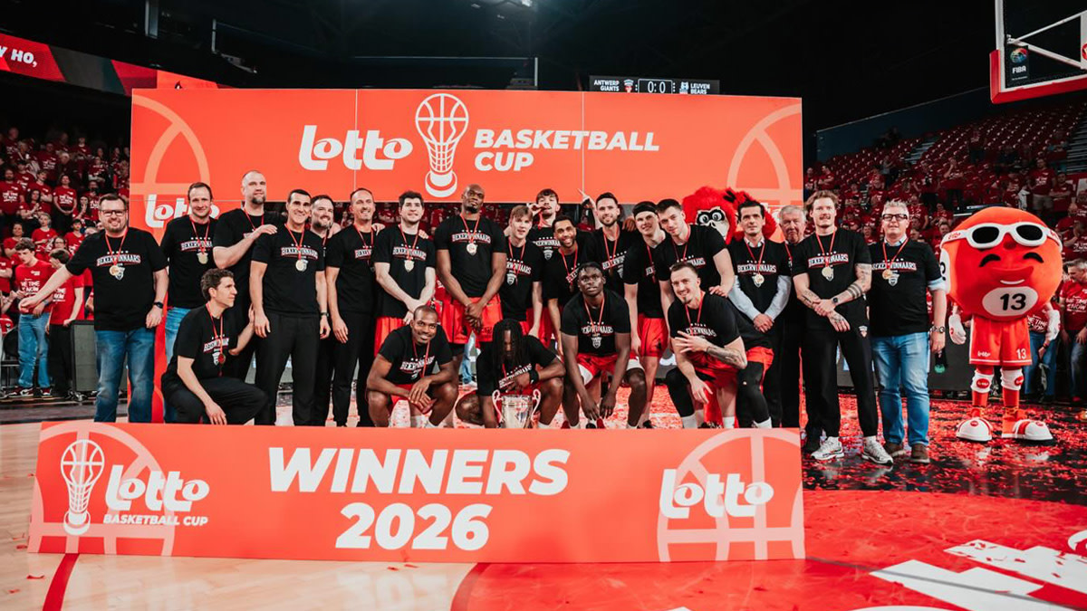 Het team van Windrose Giants Antwerp feestelijk en uitgelaten na het behalen van de bekertitel.