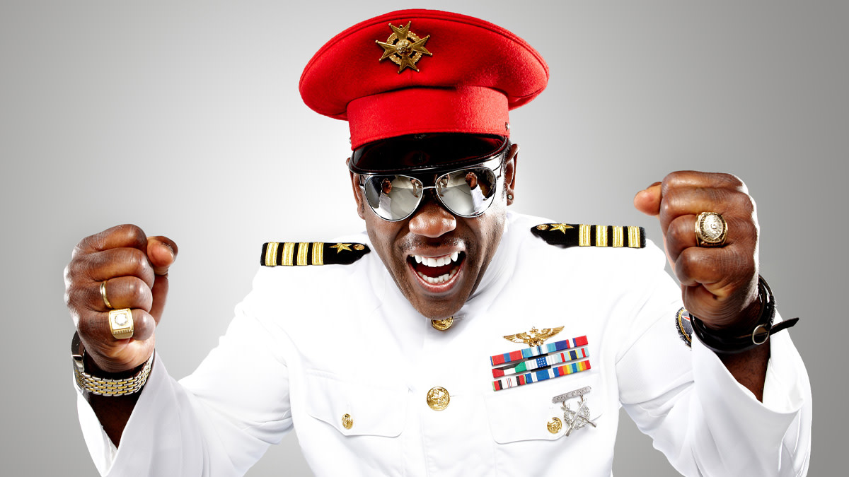 Captain Jack hier in een kleurrijk uniform met een rode kepi op het hoofd.