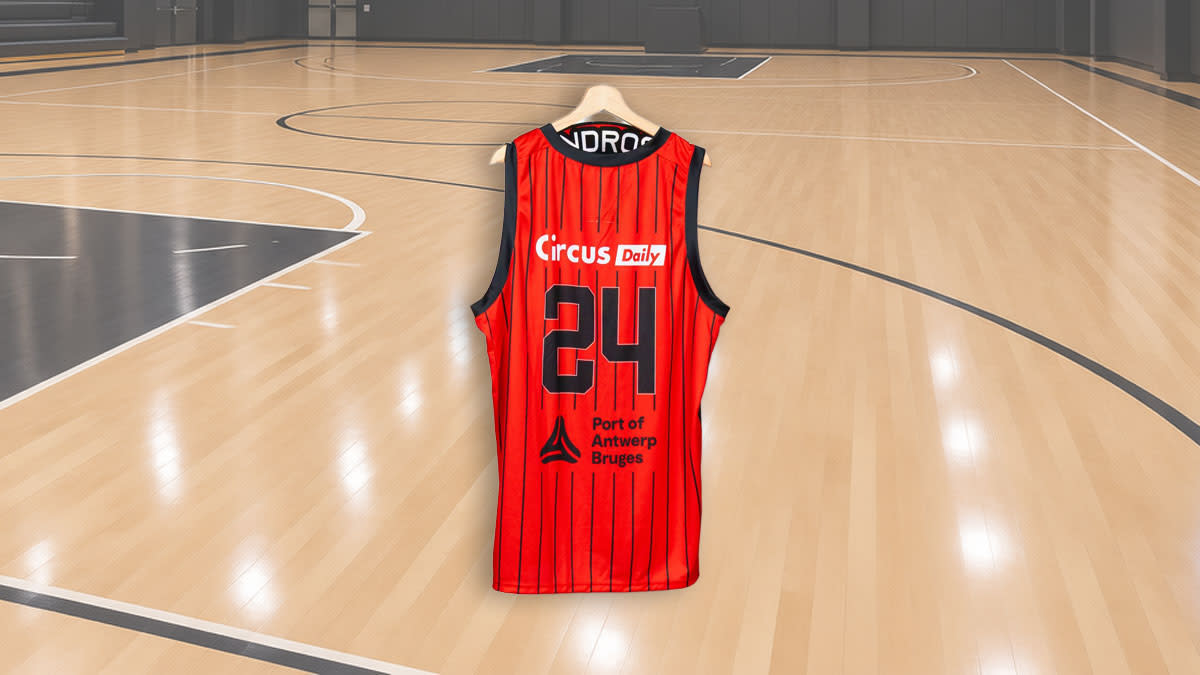 Op de afbeelding wordt een jersey van de Giants getoond met op de achtergrond een professionele basketbalvloer.