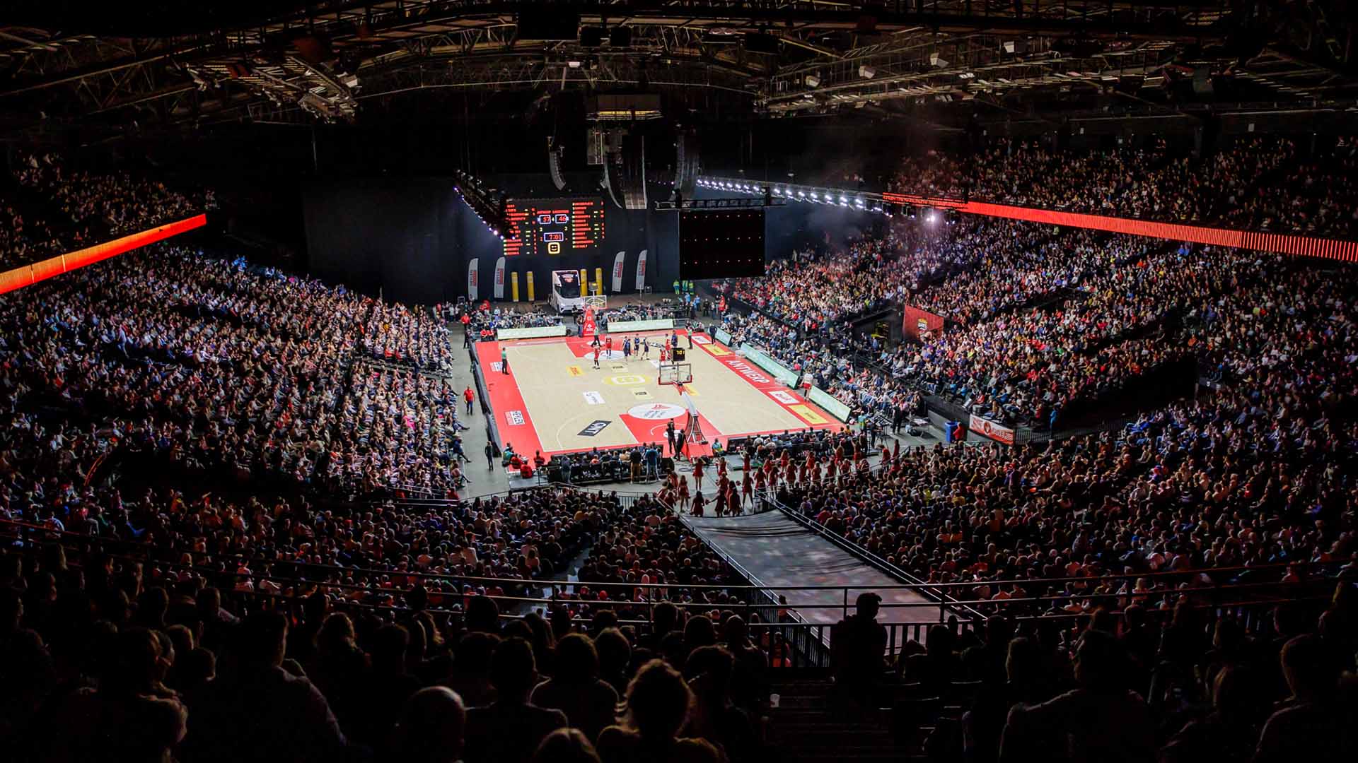 On the floor of a sold-out AFAS Dome, the Antwerp Giants are playing a basketball game against another team.