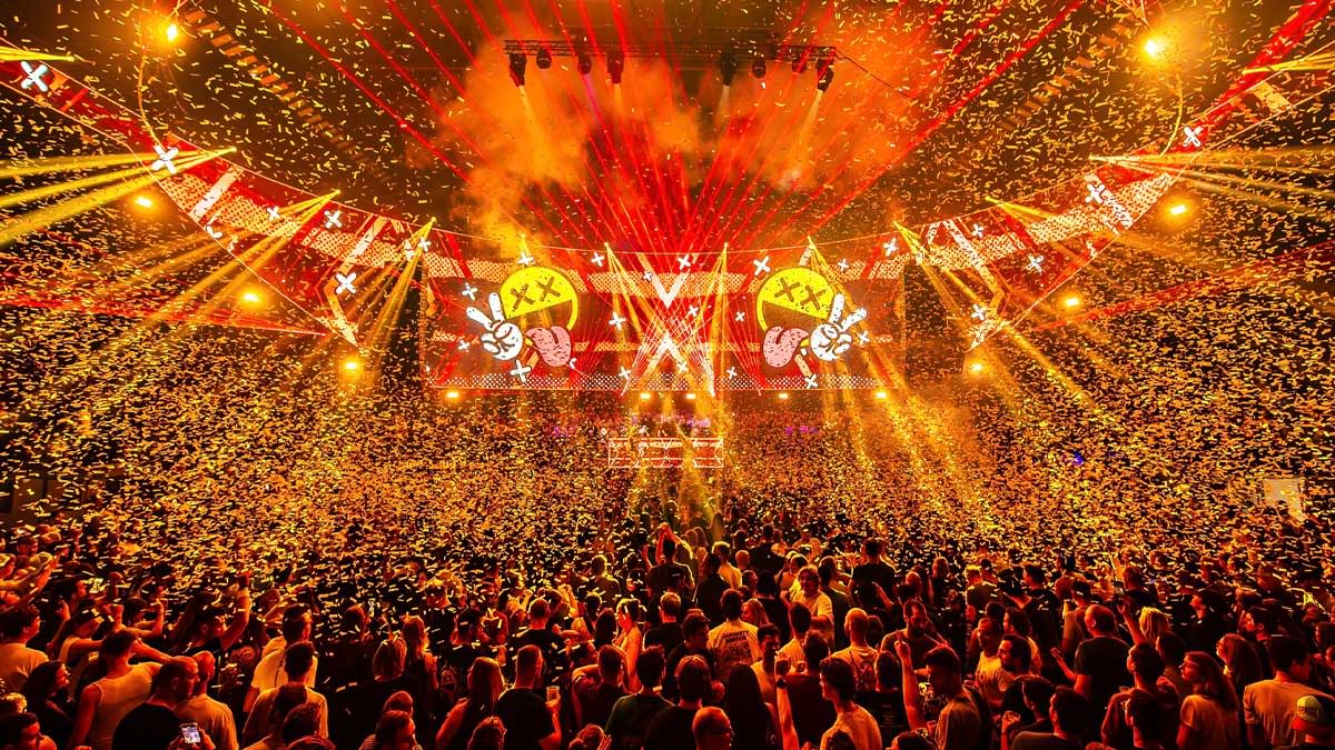Beeld van een stomende Lotto Arena tijdens een eerste editie van Pat B's Birthday Bash.