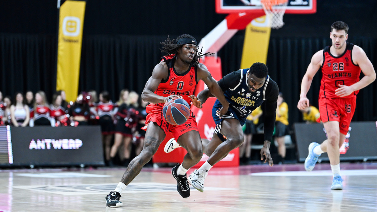 Windrose Giants Antwerp afgelopen vrijdag 13 februari in de aanval tegen Donar Groningen.