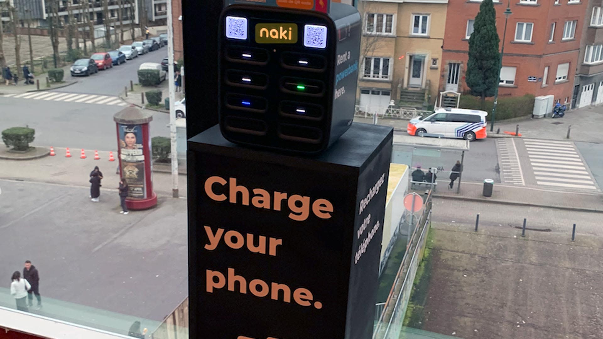 Naki toestel voor een raam in Vorst Nationaal.