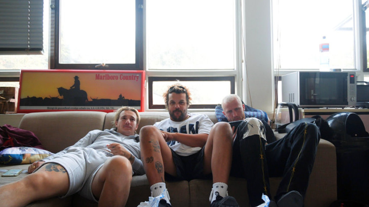 Karel Gerlach, Milo Driessen en Boaz Kok van Goldband zitten helemaal relax in een zetel en kijken in de camera.