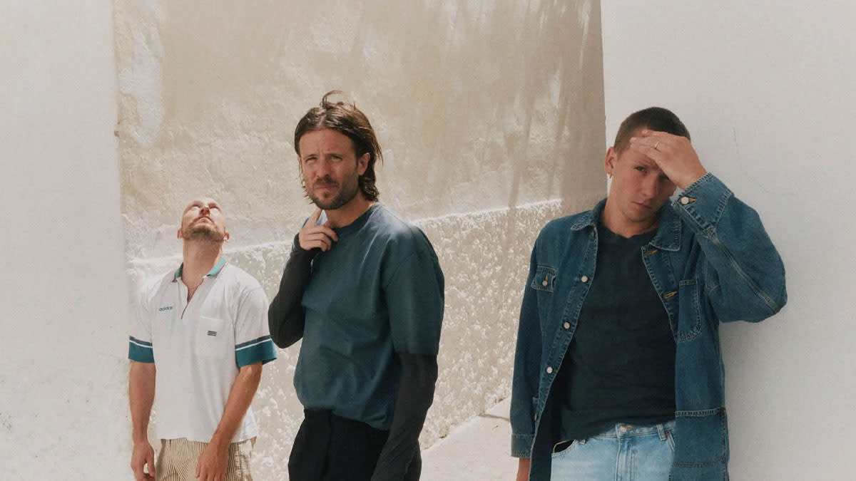 Mathieu Terryn, Simon Nuytten en Oliver Symons van Bazart staan voor een witte muur.