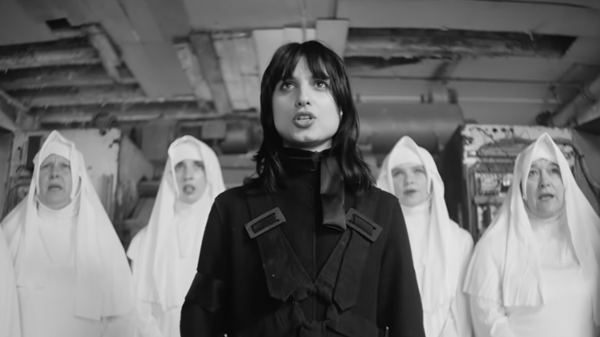 Jojo Orme - aka Heartworms - in een still uit de muziekvideo's bij het nummer 'Warplane'.