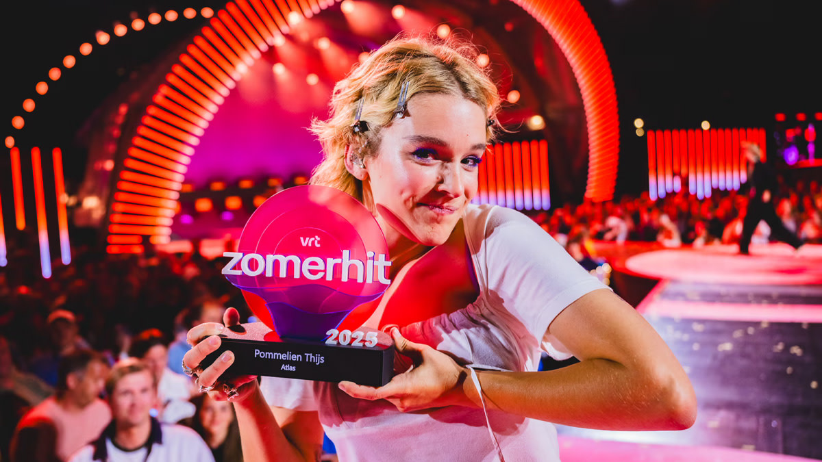 Pommelien Thijs op het podium van VRT Zomerhit 2025.