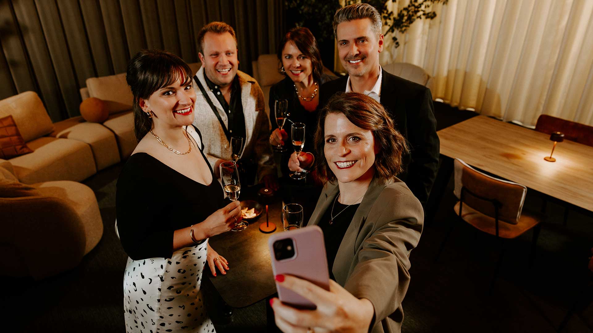 Vrienden nemen een selfie met champagne in een lounge tijdens een Premium Experience