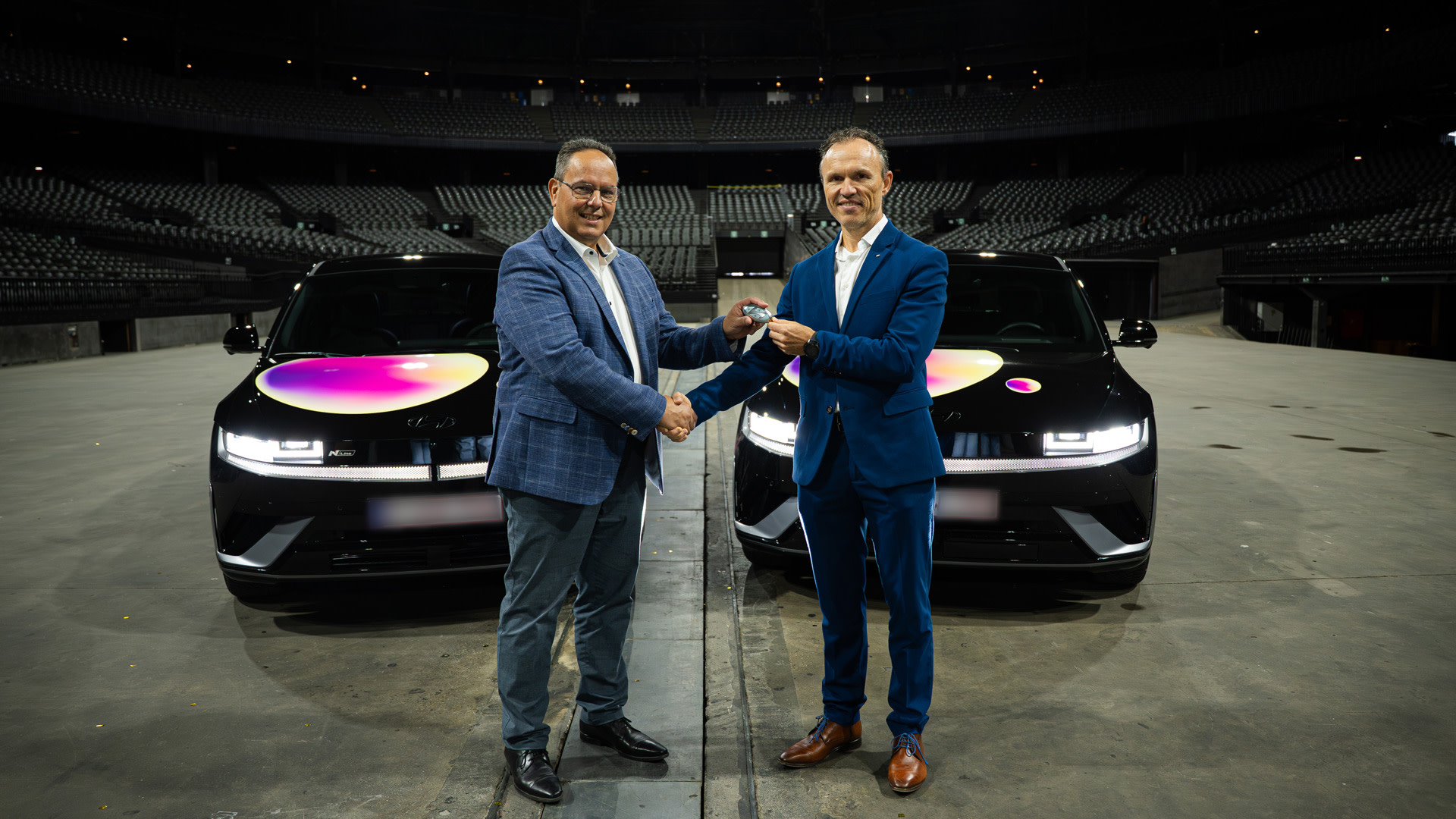 Chris Bergs, commercial director be•at, en Jan Vanhaver, brand director Hyundai Belgium & Luxembourg, bij de gloednieuwe auto's van Hyundai.