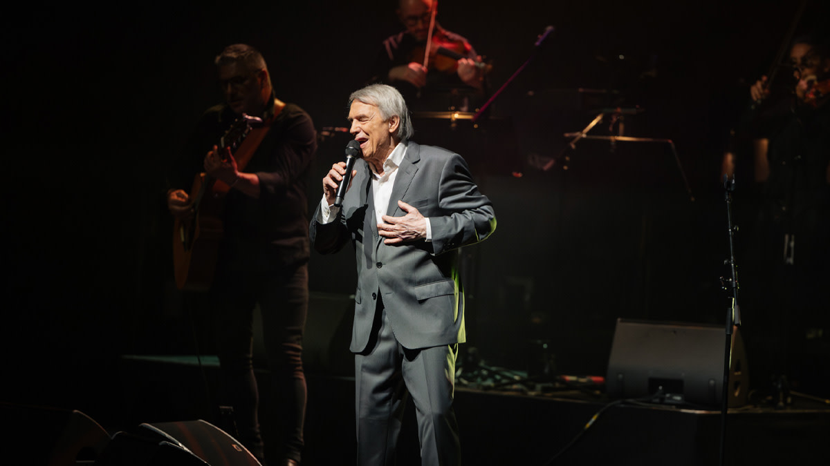 Adamo samen met zijn band op het podium in Stadsschouwburg Antwerpen.