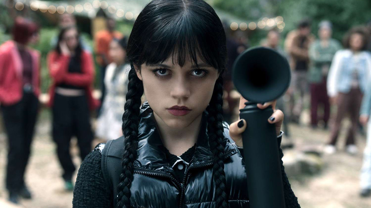 Jenna Ortega, hoofdrolspeler in Wednesday, in één van de scenes uit het tweede seizoen.