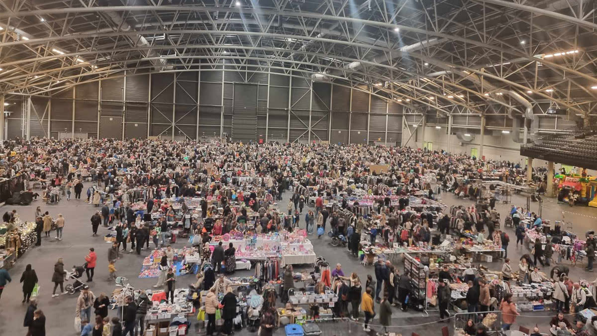 Overzichtsfoto van een volledig gevulde Trixxo Arena tijdens de Tweedehandsbeurs, met honderden standen en een grote menigte bezoekers die tussen de kramen wandelen.