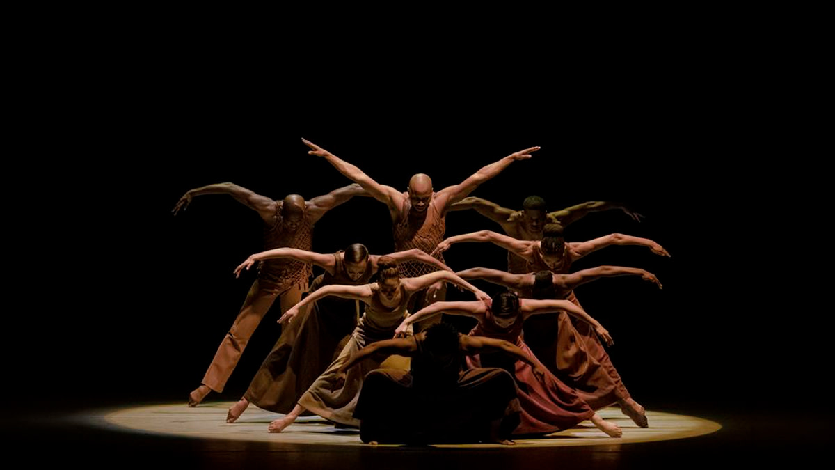 L'Alvin Ailey American Dance Theater présente « Revelations ».