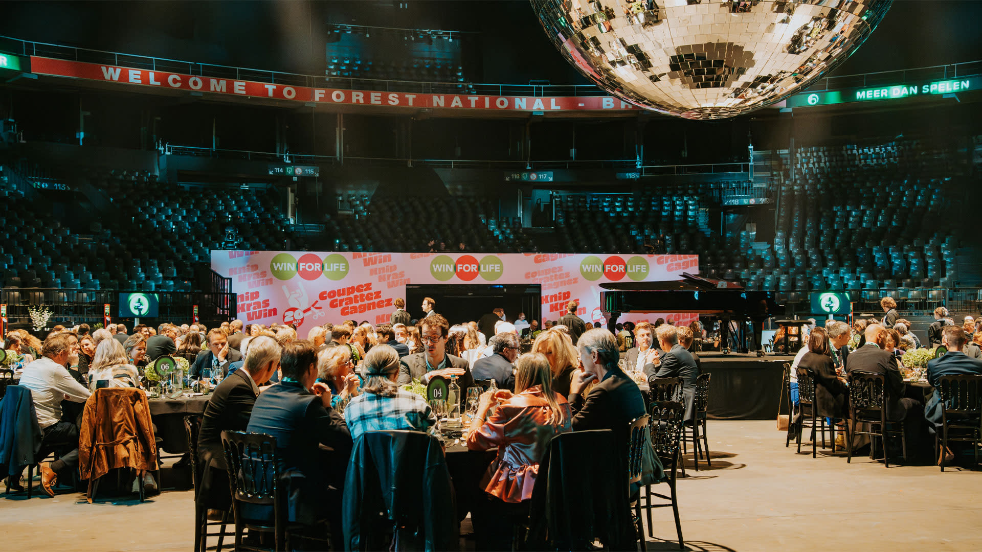 In the central square of Forest National, guests enjoy a delicious dinner.
