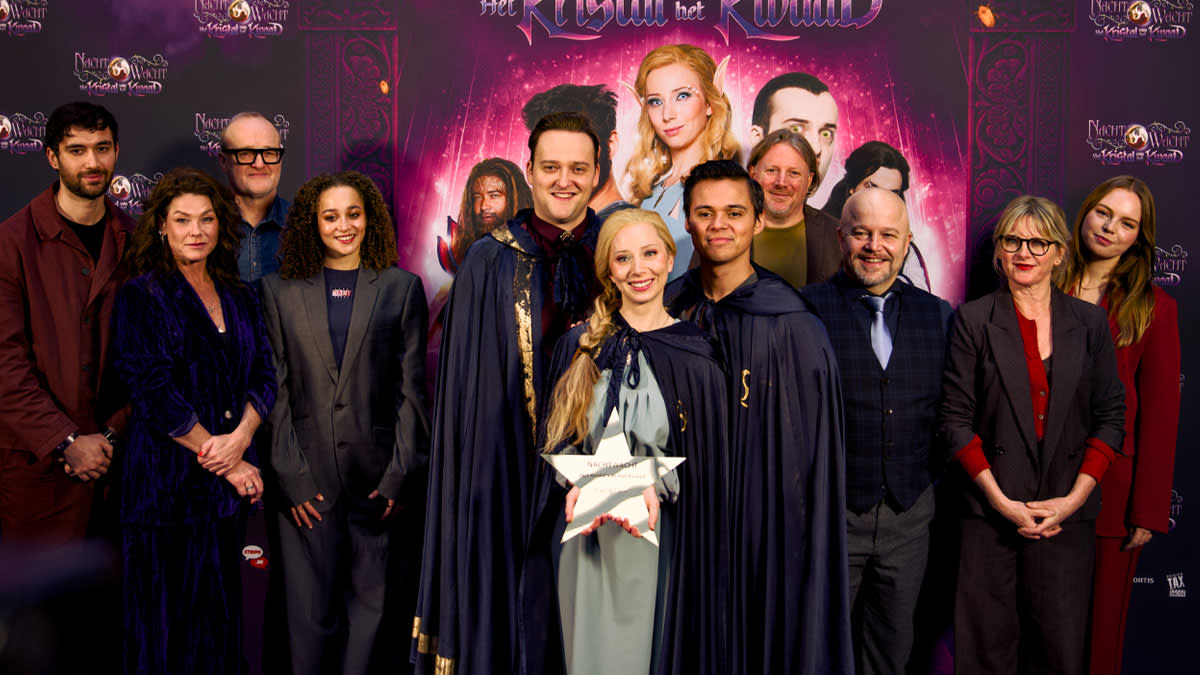 De cast van Nachtwacht poseert voor de fotograaf van dienst.