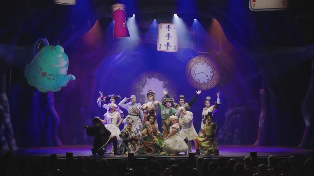 De cast van 'Alice in Wonderland' posteert in prachtige kostuums op het podium in Stadsschouwburg Antwerpen.