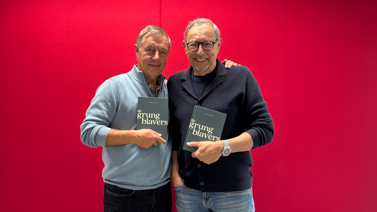 Auteur Guillaume Van der Stighelen en zijn eindredacteur Marc Fransen broederlijk naast elkaar met elk een boek in de hand.
