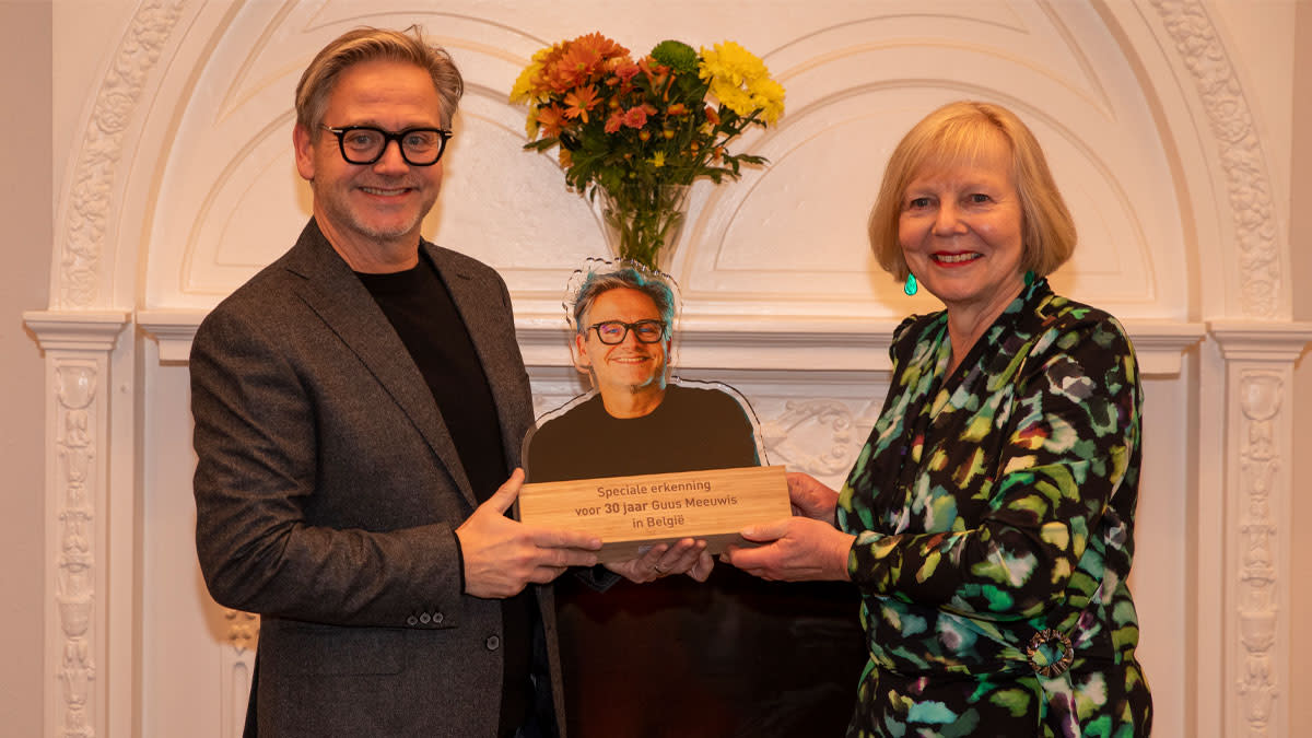 Guus Meeuwis en Consul-Generaal Karen van Stegeren poseren met de award voor een stijlvolle, witte open haard.