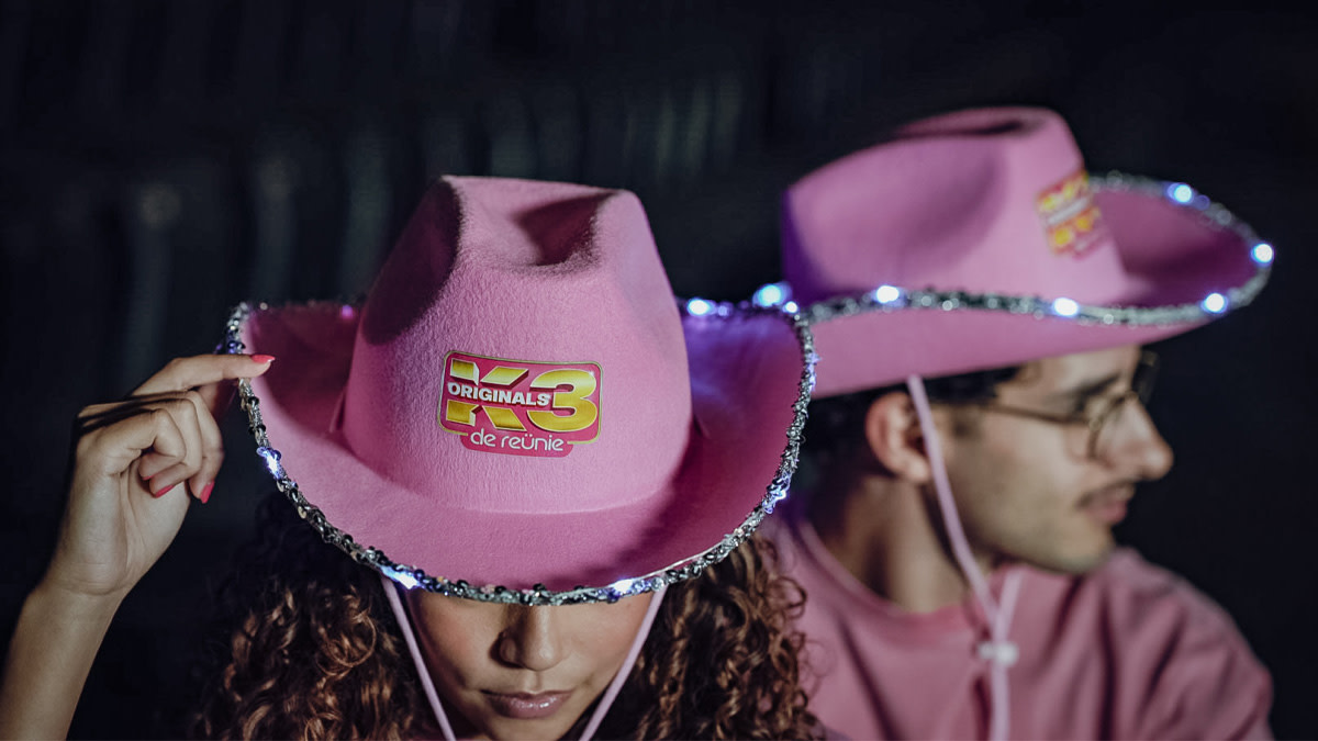 Op het beeld wordt de 'K3 Originals cowboyhoed' getoond.