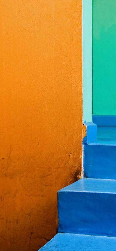 colour-blocking-holding-skip-hunt
