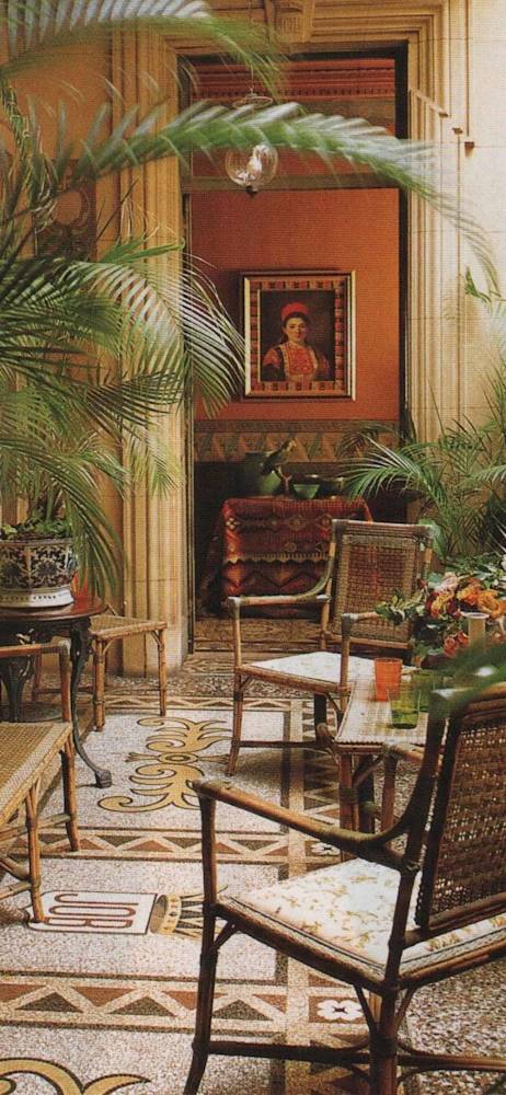 havana-holding-theartoftheroom