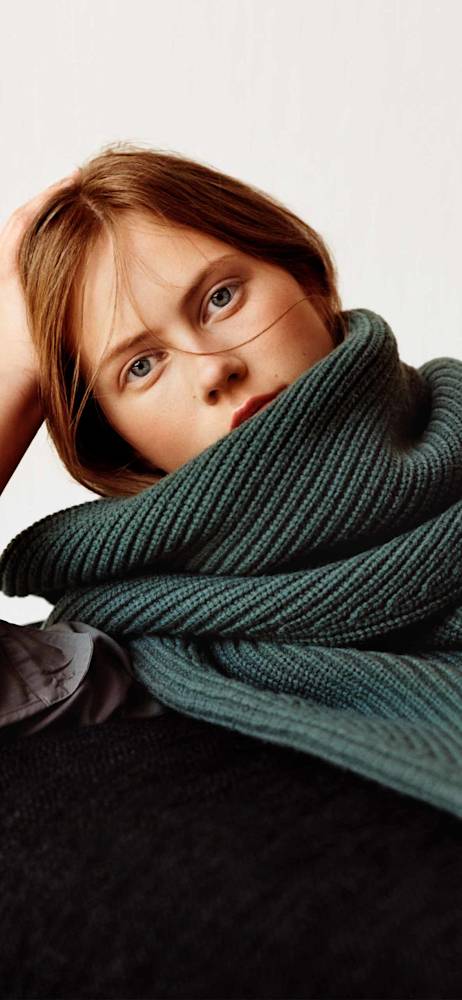 lounge-around-holding-uniqlo