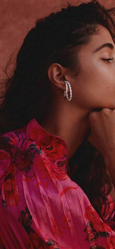 nap-jewellery-edit-holding