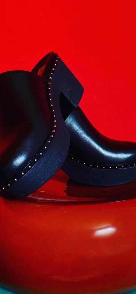 clogs-holding-lc-1
