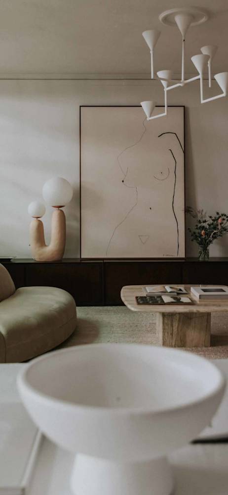 minimal-interiors-holding-carmyn-rio