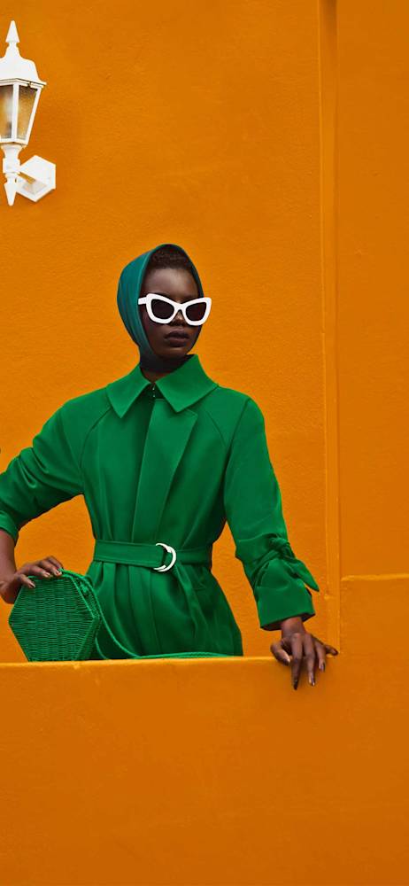 colour-blocking-holding-elena-iv-skaya
